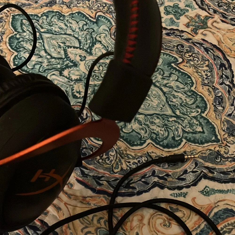 Hyper gaming headset with detachable mic